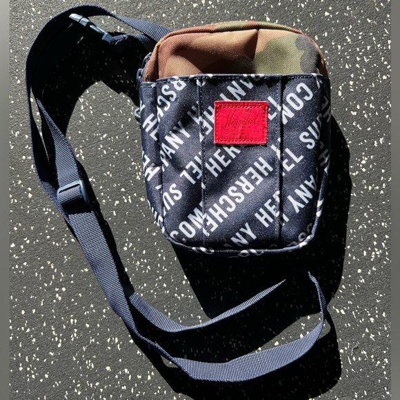 Hershel Supply Company Cruz Crossbody Shoulder Bag Camo and Navy - Picture 2 of 7